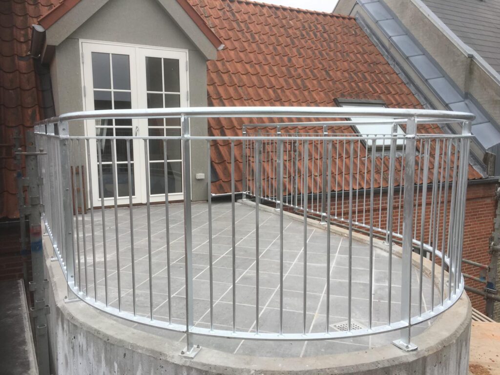 Lille altan med metalrækværk og tagvindue