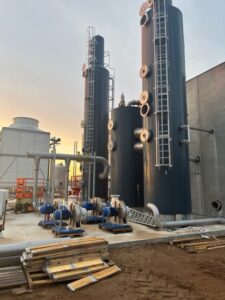 Industrianlæg med store ståltanke og rørinstallationer